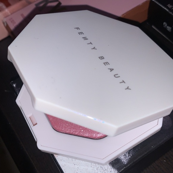 Fenty beauty highlighter in the shade WATTABRAT 05 - Picture 1 of 3